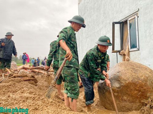 Cán bộ, chiến sĩ Bộ đội Biên phòng tỉnh Lai Châu khẩn trương đào bới, di chuyển bùn đất và vật cản tại khu dân cư bị lũ quét tàn phá, mở rộng phạm vi tìm kiếm nạn nhân. Ảnh: Văn Hợi