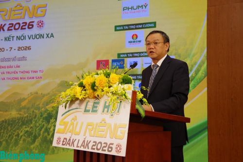 Ông Đào Mỹ, Trưởng Ban Tổ chức Lễ hội Sầu riêng Đắk Lắk năm 2026 chủ trì họp báo. Ảnh: Thủy Nguyên