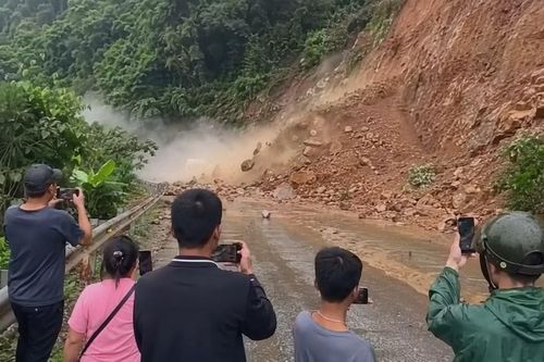 Bất chấp nguy hiểm, nhiều người vẫn coi việc quay, chụp thiên tai như một “mỏ” tạo content
