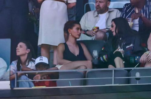 Hailey Bieber ngồi chung khu vực với Jay-Z và Beyoncé. Cô đến cổ vũ bóng đá và cả chồng mình, Justin Bieber, khi nam ca sĩ tham gia buổi diễn giữa giờ. Ảnh: SplashNews.com