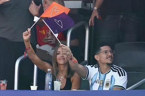 Nữ diễn viên Jessica Alba và bạn trai kém 11 tuổi, tài tử Danny Ramirez, đến cổ vũ cho đội tuyển Argentina. Ảnh: Getty Images