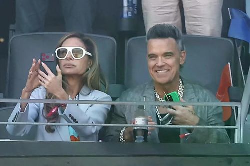 Robbie Williams và vợ, diễn viên Ayda Field. Nam ca sĩ cũng tham gia biểu diễn tại chung kết World Cup Ảnh: Getty Images