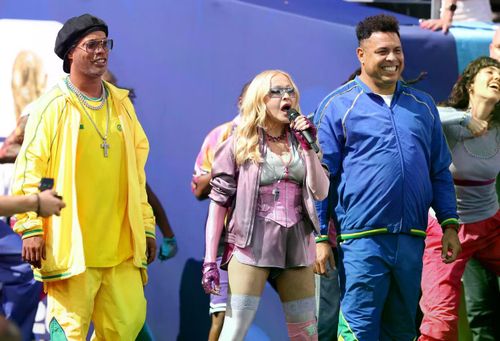 "Nữ hoàng nhạc pop" là nghệ sĩ trình diễn mở màn show giữa giờ của trận chung kết World Cup 2026. Bà thể hiện bản hit Music, với sự hỗ trợ từ hai huyền thoại World Cup người Brazil, Ronaldo Nazario và Ronaldinho. Ảnh: Getty Images.