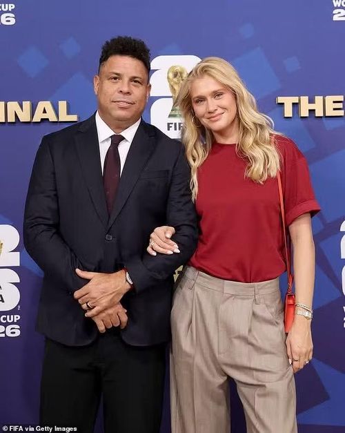 Ronaldo Nazario đi cùng vợ Celina Locks. Ảnh: Getty Images