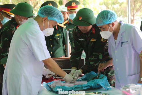 Bác sĩ pháp y kiểm tra, phân loại và niêm phong mẫu xương ngay tại hiện trường trước khi chuyển đi giải trình tự gen.