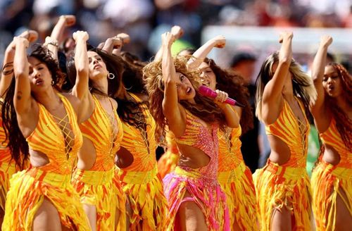 Sự tự tin, quyến rũ cùng kinh nghiệm sân khấu của Shakira đã khép lại chương trình trong bầu không khí lễ hội rực lửa. Những góc máy cận cho thấy nữ nghệ sĩ hoàn toàn làm chủ sân khấu và chiếm trọn mọi ánh nhìn của khán giả.