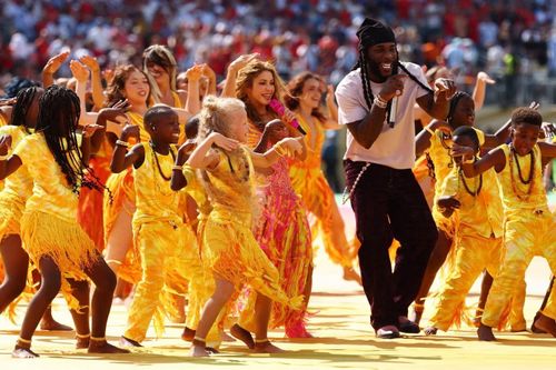 Hai lần xuất hiện ở World Cup 2026, Shakira đều khiến người xem trầm trồ với nhan sắc quá trẻ trung ở tuổi 50. Nữ ca sĩ khoe trọn vóc dáng săn chắc, làn da mịn màng cùng thần thái cuốn hút giữa dàn vũ công.