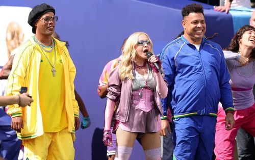 Bên cạnh Shakira, Madonna cũng chứng minh đẳng cấp của một biểu tượng nhạc pop dù đã bước sang tuổi 67. Nữ ca sĩ xuất hiện trên sân khấu được dàn dựng hoành tráng, ngồi trên một chiếc siêu xe tiến vào trung tâm sân vận động. Bầu không khí càng trở nên cuồng nhiệt khi hai huyền thoại bóng đá Brazil Ronaldo và Ronaldinho bất ngờ xuất hiện, tạo nên màn kết hợp hiếm có giữa âm nhạc và bóng đá.