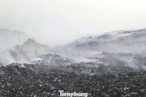 "Vụ cháy khiến một diện tích khoảng 7.000 m2 trong bãi rác bị cháy. Đơn vị đang nỗ lực lấp đất, tưới nước để dập tắt khói. Dự kiến hết 21/7, công việc sẽ hoàn tất”, lãnh đạo Công ty CPMT&CTĐT Nghệ An nói.