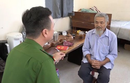 Đối tượng Lê Thành Phong (bìa phải) làm việc với cơ quan công an. Ảnh: CACC.