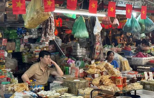 Hộ kinh doanh tại chợ truyền thống Hà Nội. Ảnh: TP.