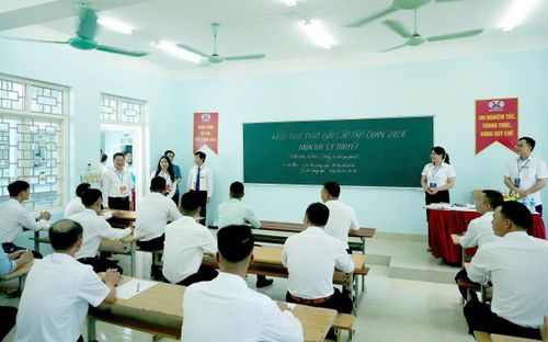 Các đại biểu và lãnh đạo Tập đoàn kiểm tra công tác thi lý thuyết và động viên các thí sinh. 