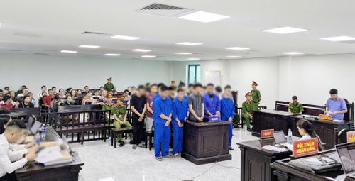 Khán phòng xét xử của TAND tỉnh Hà Tĩnh những ngày tháng 7 chật kín người dự khán, ai nấy đều xót xa nhìn 16 bị cáo đứng san sát trước bục khai báo.