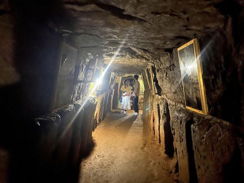 Du khách tham quan địa đạo Vịnh Mốc.