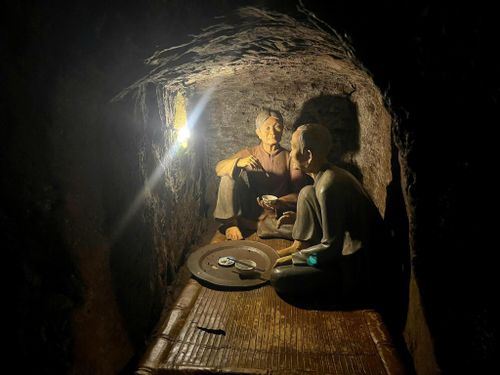 Dọc hai bên đường hầm, các ngách nhỏ được khoét đủ sinh hoạt cho 2 đến 4 người.
