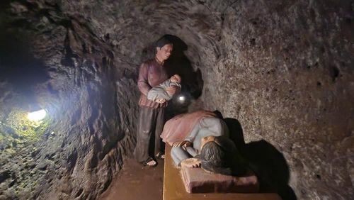 Tái hiện lại cảnh sinh nở ở dưới địa đạo.