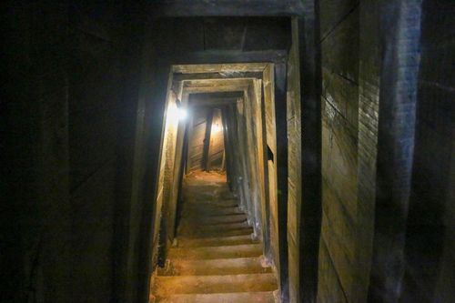 Hầm được chống đỡ bằng cột nhà, gỗ.