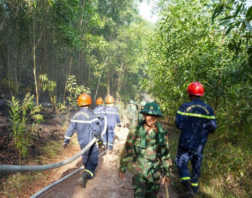 Hơn 300 người xuyên đêm dập cháy rừng ở Huế.
