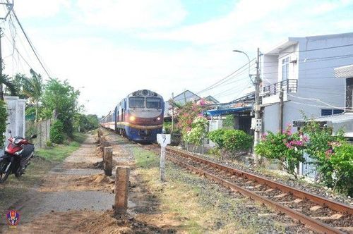 Rào đóng các vị trí nguy hiểm trên tuyến đường sắt Bắc - Nam qua địa bàn phường Bình Kiến, tỉnh Đắk Lắk. (Ảnh: Cục Cảnh sát giao thông)