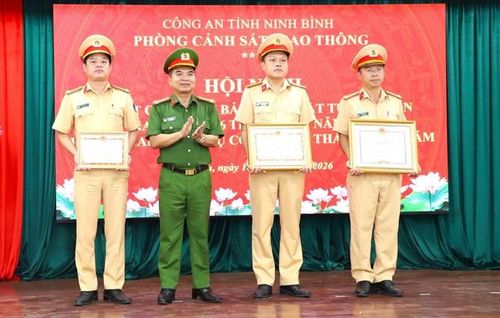 Phòng Cảnh sát giao thông (Công an tỉnh Ninh Bình) triển khai đồng bộ nhiều giải pháp bảo đảm trật tự, an toàn giao thông, góp phần kéo giảm tai nạn trên cả 3 tiêu chí.