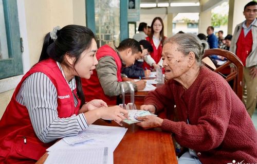 Mức tăng lương chủ yếu bù trượt giá, chưa cải thiện đáng kể thu nhập cho người hưởng. Ảnh minh họa