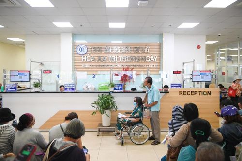 Người dân khám ung thư tại Bệnh viện Chợ Rẫy. Ảnh: Nguyễn Huế.