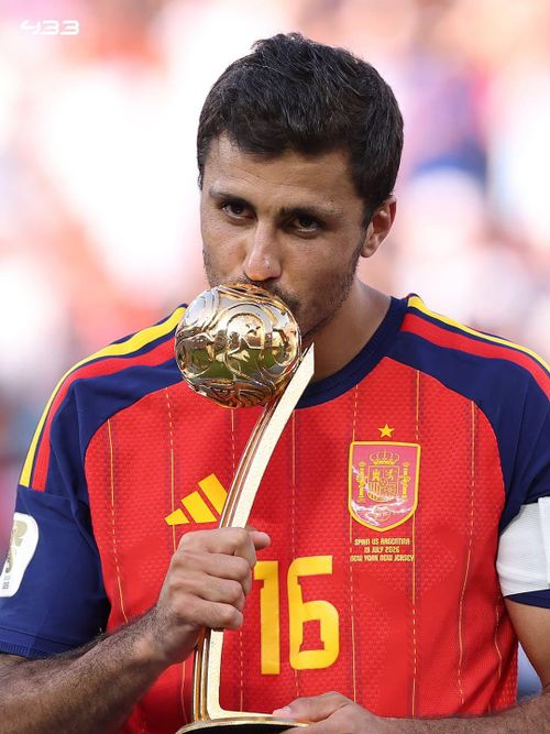 Rodri hôn lên danh hiệu Quả bóng vàng World Cup 2026 - Ảnh: 433
