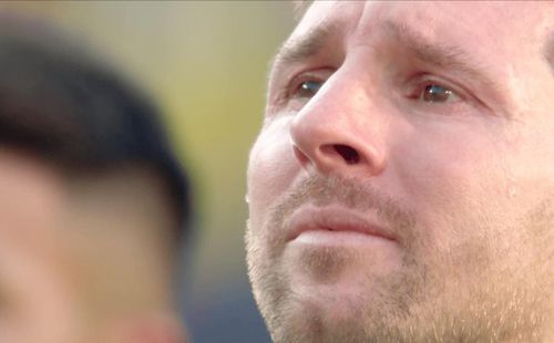 Messi không kìm được những giọt nước mắt khi nhìn các cầu thủ Tây Ban Nha lên nhận cúp - Ảnh chụp màn hình