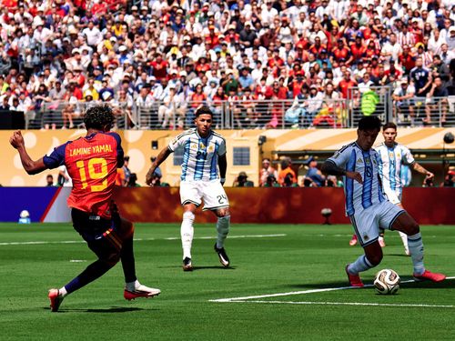 Yamal nhảy múa cùng bản giao hưởng “La Roja”. Ảnh: SeFutbol