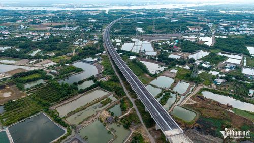 Trục cao tốc Bến Lức - Long Thành dài gần 58km dự kiến thông xe toàn tuyến vào tháng 9/2026. Ảnh: Tuấn Hùng 