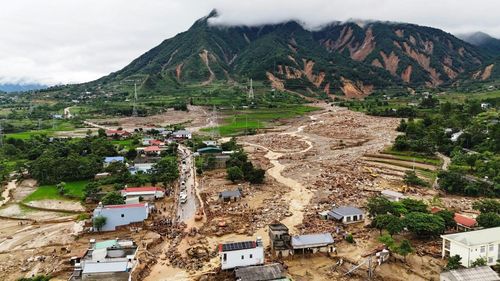 Mường Than tan hoang sau con lũ. Ảnh: M.T