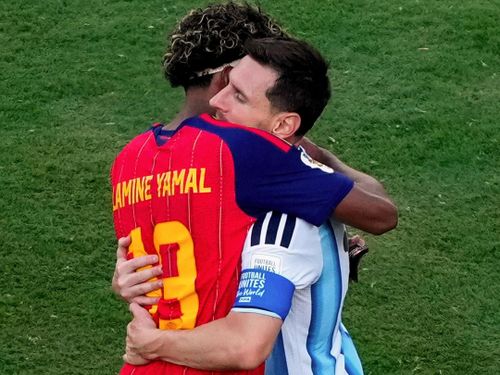 Yamal rời khỏi lễ ăn mừng để ôm Messi. Ảnh: X/MD