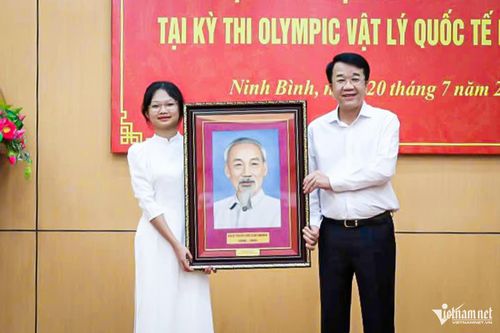 Tại buổi gặp mặt, thừa ủy quyền của Phó Thủ tướng Thường trực Chính phủ Phạm Gia Túc, Chủ tịch UBND tỉnh Ninh Bình Nguyễn Thanh Bình trao bức tranh chân dung Bác Hồ và quà tặng tới em Nguyễn Thị Bích Ngọc.