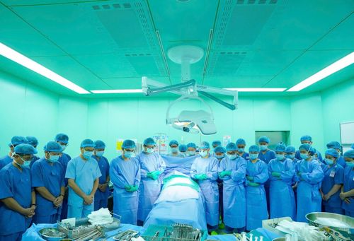 Các y bác sĩ dành phút mặc niệm, cúi đầu tưởng niệm người hiến và bày tỏ lòng biết ơn sâu sắc đối với nghĩa cử trao tặng sự sống. Ảnh: BV