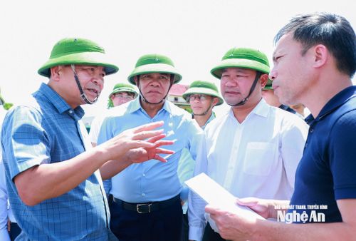 Thứ trưởng Nguyễn Hoàng Hiệp trao đổi với lãnh đạo tỉnh Nghệ An và các đơn vị liên quan về phương án đầu tư xây dựng đập dâng trên sông Lam. Ảnh: Thành Duy