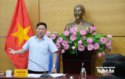 Phó Chủ tịch UBND tỉnh Hoàng Phú Hiền đánh giá phương án 2 sẽ đẩy nhanh được tiến độ triển khai hạ tầng tái định cư và giải ngân nguồn vốn. Ảnh: Nguyễn Toàn