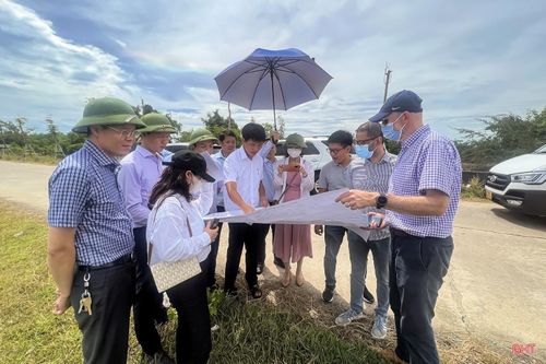 Đoàn khảo sát ADB kiểm tra một số khu vực thuộc phạm vi dự án “Hạ tầng ưu tiên và phát triển đô thị thích ứng với biến đổi khí hậu TP Hà Tĩnh”. Ảnh tư liệu