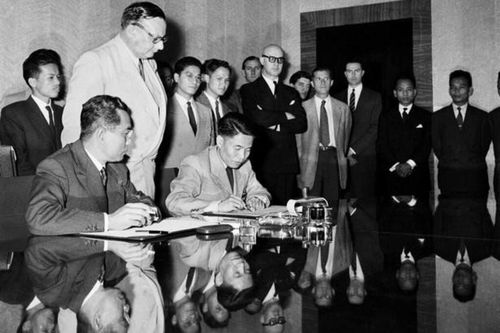 Đại diện đoàn Việt Nam Dân chủ Cộng hòa ký Hiệp định Giơ-ne-vơ ngày 20/7/1954 (ảnh tư liệu).