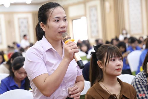 Các bạn đoàn viên, thanh niên và đại diện các doanh nghiệp trẻ trao đổi ý kiến tại chương trình.