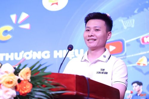 Đại diện kênh TikTok Tú Mai (Nghệ An), 3 Ông Bố Đảm (Hà Tĩnh) chia sẻ những kinh nghiệm sáng tạo nội dung và quay dựng video.