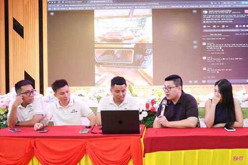Các KOL, KOC kiểm tra kênh và giải đáp những băn khoăn, thắc mắc của các thành viên tham dự tập huấn.