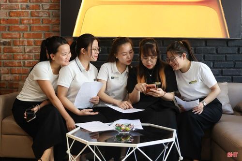 Trong hành trình hoàn thiện bản thân, tri thức trở thành điểm tựa giúp người phụ nữ tự tin thích ứng với những thay đổi của cuộc sống.