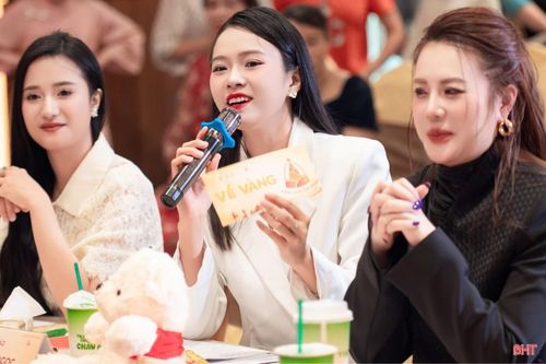 Việt Ngọc (người ở giữa) lựa chọn tri thức làm nền tảng để phát triển bản thân.