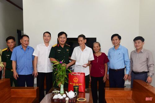  Đoàn thăm hỏi gia đình ông Lê Quang Đáng (SN 1944, ở thôn Đức Hương, xã Thượng Đức - thương binh 4/4). 
