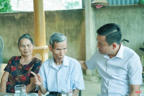 Đồng chí Chủ tịch Ủy ban MTTQ tỉnh ân cần hỏi thăm về sức khỏe, tình hình đời sống của gia đình ông Nguyễn Xuân Đường.