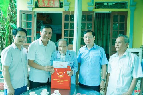 Đoàn cũng đã đến thăm, tặng quà cụ Nguyễn Xuân Lưu (SN 1919), trú thôn Sơn Bằng, xã Hương Sơn. Cụ Lưu là cán bộ tiền khởi nghĩa.