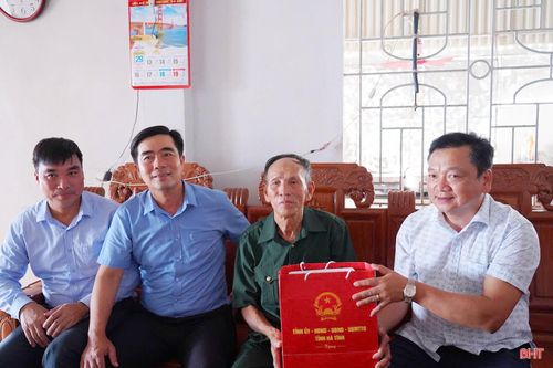  Đồng chí Hồ Huy Thành cũng đã đến tặng quà, thăm hỏi ông Trần Đức Tý (SN 1959) tại thôn Nam Mới, xã Cổ Đạm. Ông Tý là bệnh binh suy giảm khả năng lao động từ 81% trở lên có vết thương đặc biệt nặng. 