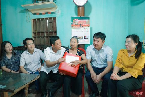 Tiếp đó, đồng chí Nguyễn Thành Đồng và đoàn đã tới thăm, tặng quà bà Cao Thị Uyển (SN 1945), trú thôn Đông Hà, xã Sơn Giang. Bà Uyển là vợ liệt sĩ Đặng Xuân Quý.