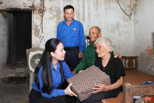 Trước đó, Tỉnh đoàn Hà Tĩnh đã đến thăm và tặng quà cho bà Trần Thị Em (thôn Tân Bình, xã Việt Xuyên) - thân nhân Anh hùng liệt sĩ Lý Tự Trọng.