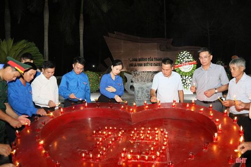 Tại buổi lễ, các đại biểu, đoàn viên, thanh niên đã thành kính dâng hoa, dâng hương và thắp lên những ngọn nến tri ân tại nhà tưởng niệm, khu mộ Anh hùng liệt sĩ Lý Tự Trọng.